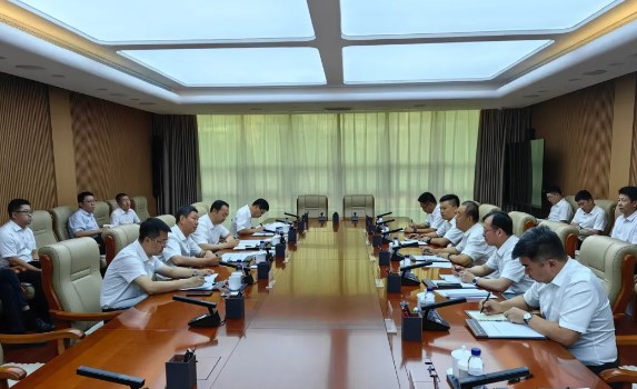 李茂松与中国铁路呼和浩特局党委书记、董事长庄河，总经理杜永明举行会谈