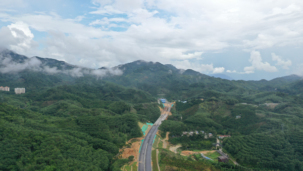 海南山海高速五指山特长隧道全线贯通
