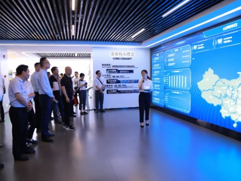 湘潭市工信局带队莅临山河智能开展智能制造现场观摩交流活动
