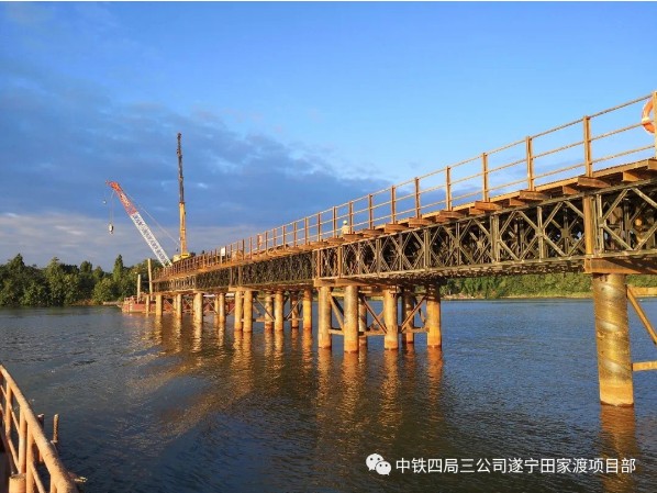 公司遂宁田家渡大桥主桥成功合拢