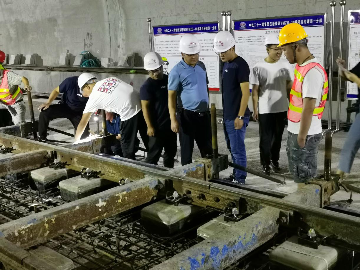 中铁二十一局四公司玉磨铁路石头寨隧道无砟轨道道床开始施工