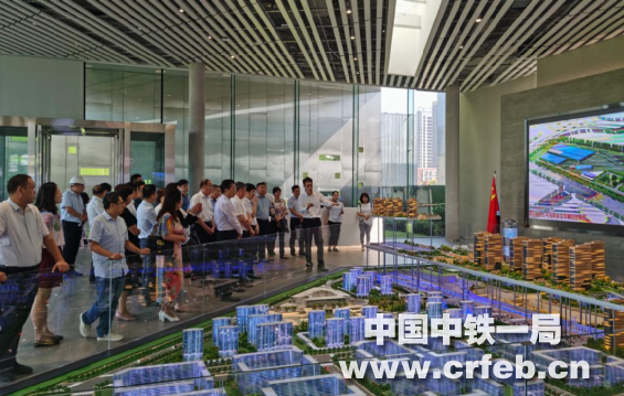 西安市政协主席、西咸新区党工委书记岳华峰到中铁一局建安公司西安地铁五号线和平车辆段调研