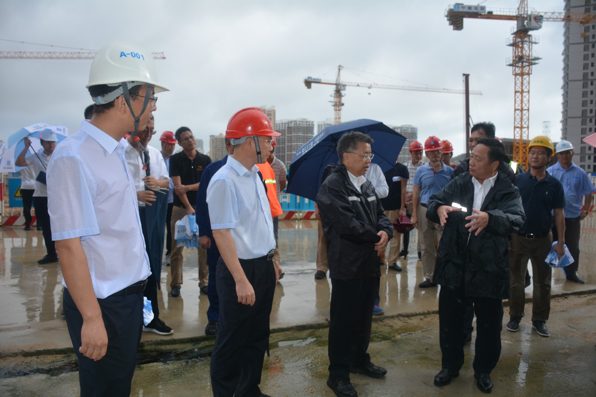 海南省委常委、三亚市委书记童道驰到中建六局华南公司三亚东岸村棚改项目视察台风防御工作