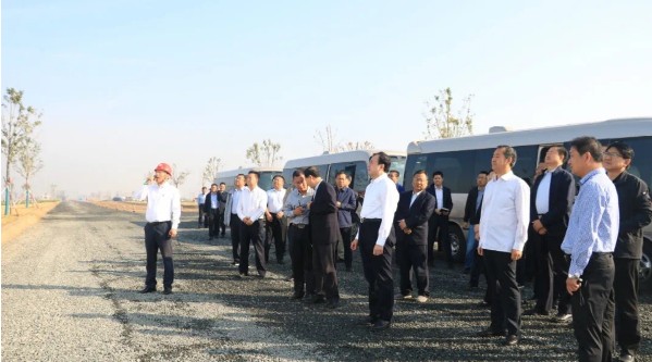 潍坊滨海区党工委副书记、管委会主任张恒道一行人到公司潍坊项目部弥河生态绿廊施工现场观摩点评