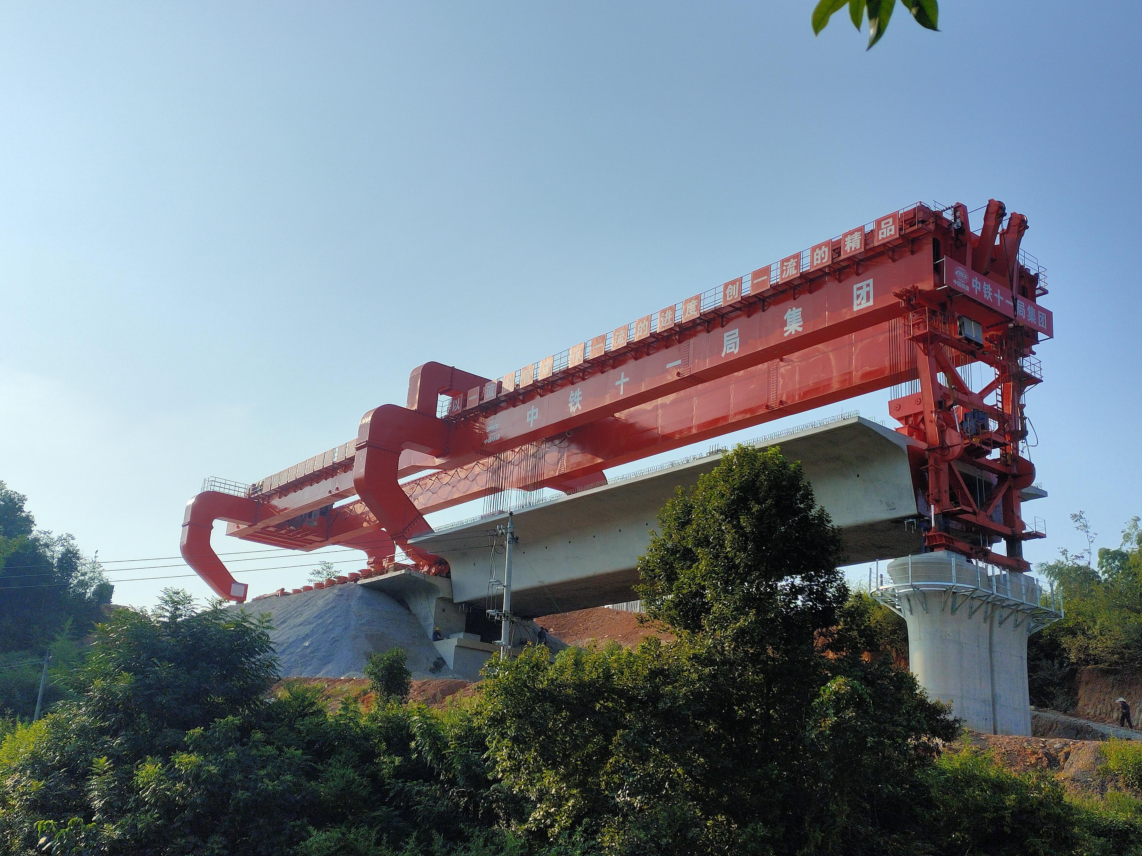 常益长铁路黄桥大道特大桥开始架梁