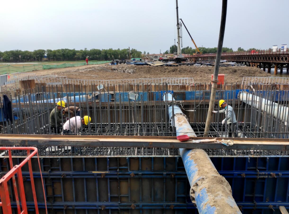 中铁一局京德高速ZT7标文安洼1号特大桥跨赵王新河连续梁主墩首节墩身浇筑成功