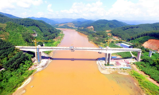 玉磨铁路橄榄坝澜沧江大桥顺利合龙