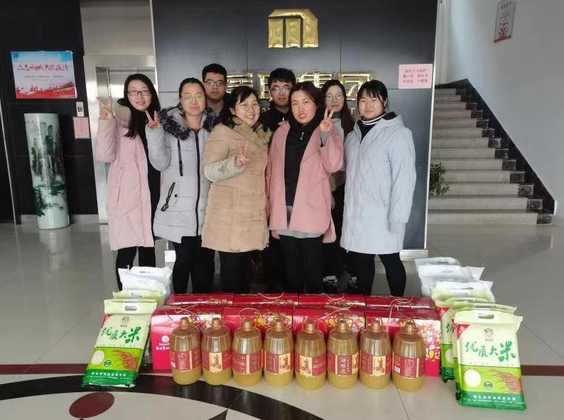 关爱职工送温暖 留济过年不返乡