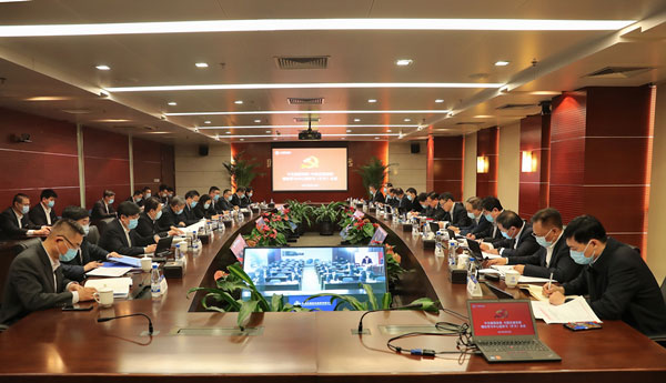 公司党委召开理论学习中心组学习（扩大）会议