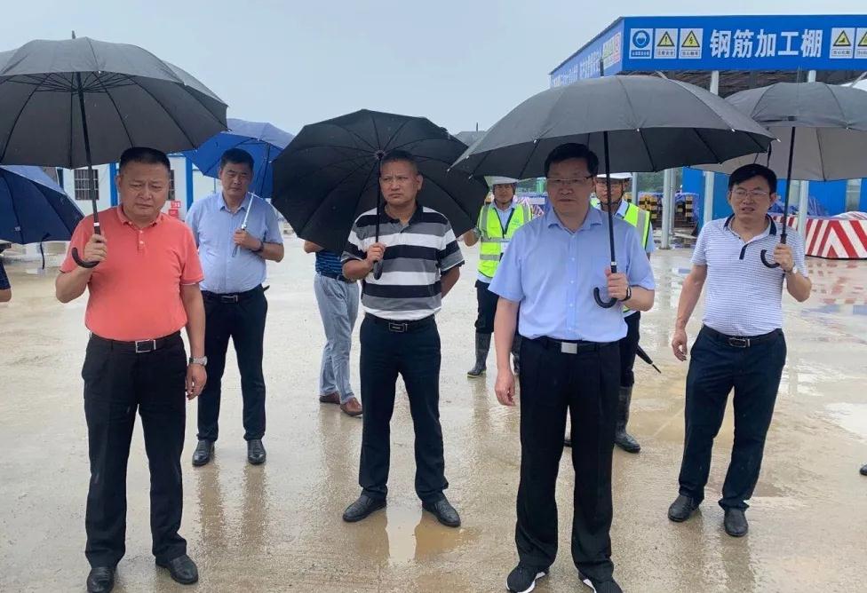 潜山市市长梅耐雪一行莅临安九铁路站房二标项目检查指导工作