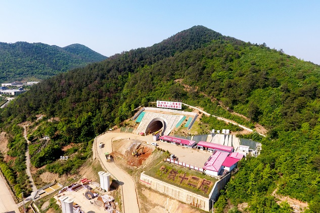 安九高铁湖北段马尾山隧道顺利贯通