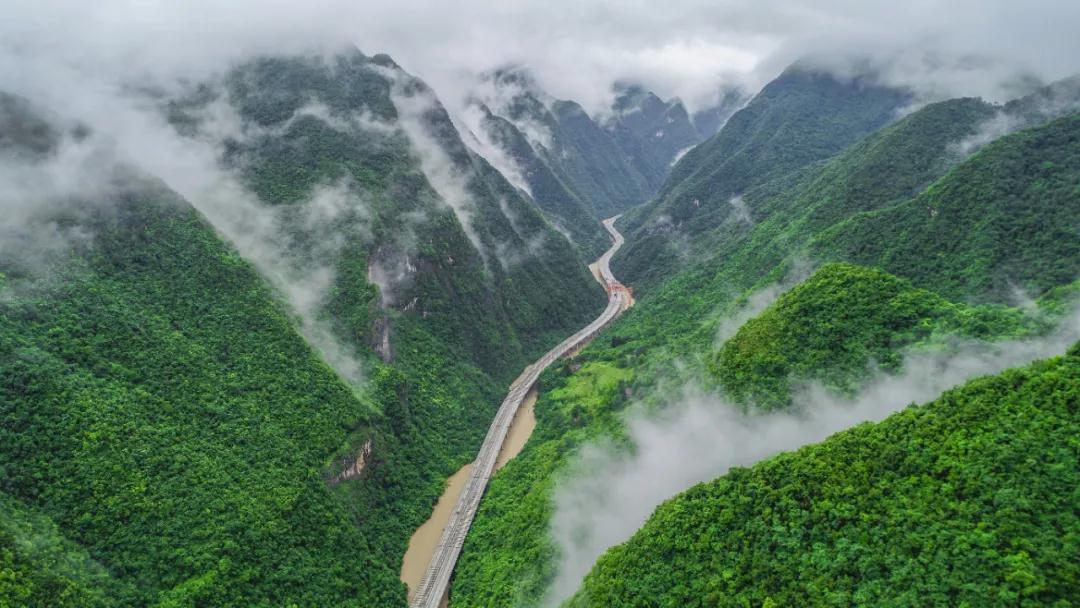 央视关注|中铁十八局参建，国内最长钢板混凝土组合梁桥合龙