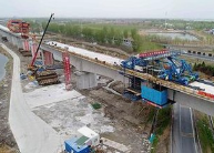 三公司京唐、京滨、津承“三线三联”跨津蓟铁路连续梁合龙
