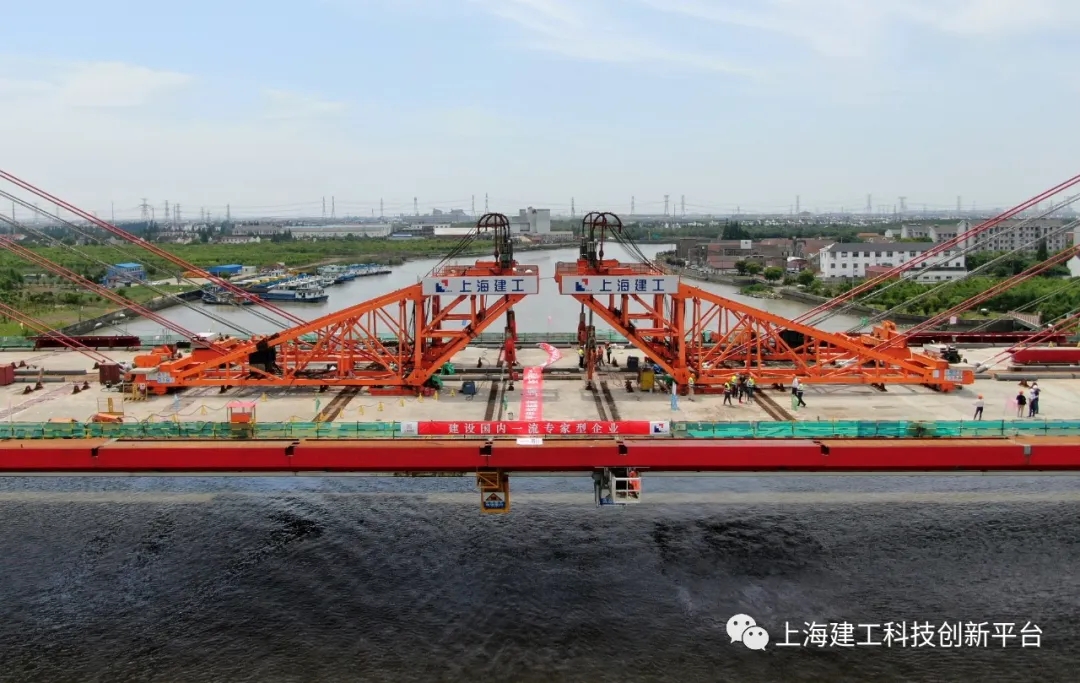 上海建工基础集团承建的新泖港大桥主桥顺利合龙