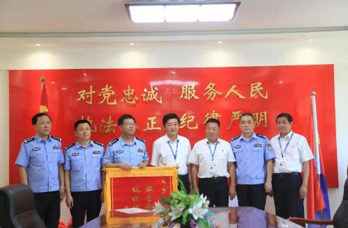龙鼎工贸公司为包头市公安局直属侦查一分局赠送感谢锦旗