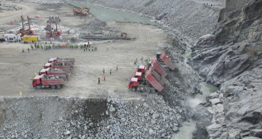 世界在建最高规模最大碾压混凝土大坝截流