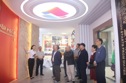 公司邀请历任老领导部分老同志参观发展历程陈列馆