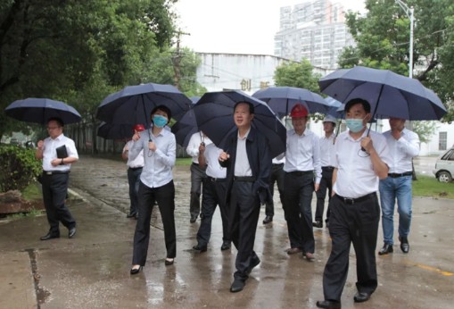 集团公司党委副书记、总经理丁焰章一行冒雨到电建重工调研指导工作