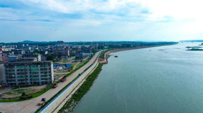 民心工程！巴邱沿江路堤防汛显“威力”！