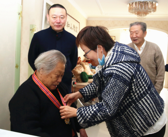 中建二局走访慰问抗美援朝老战士