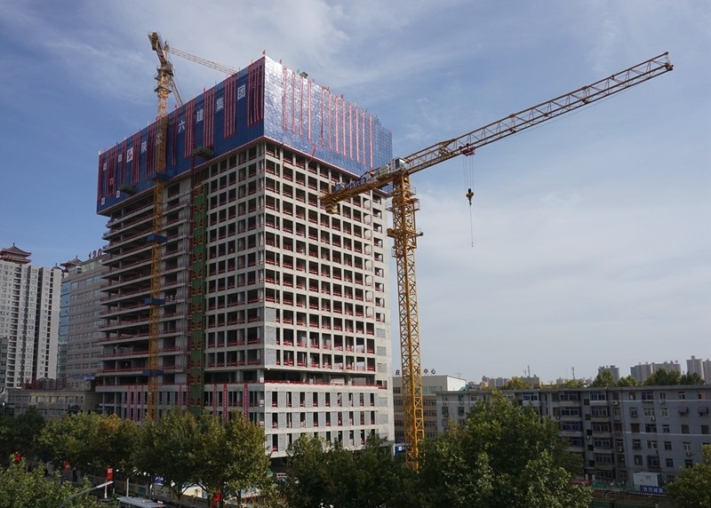 陕建六建集团承建的咸阳市中心医院医技综合楼项目封顶