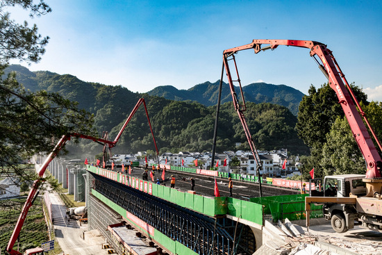 国内最大跨度高速铁路现浇简支梁顺利浇筑完成
