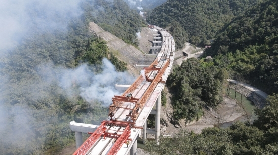 中铁十一局承建安岚高速公路2标项目全线左幅贯通
