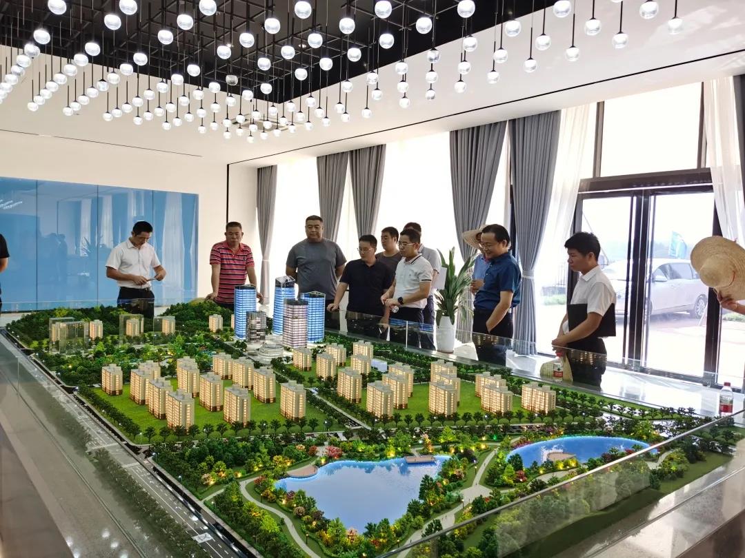 肇庆市高要区区委副书记、代区长张浩龙莅临西江国际项目部调研指导工作