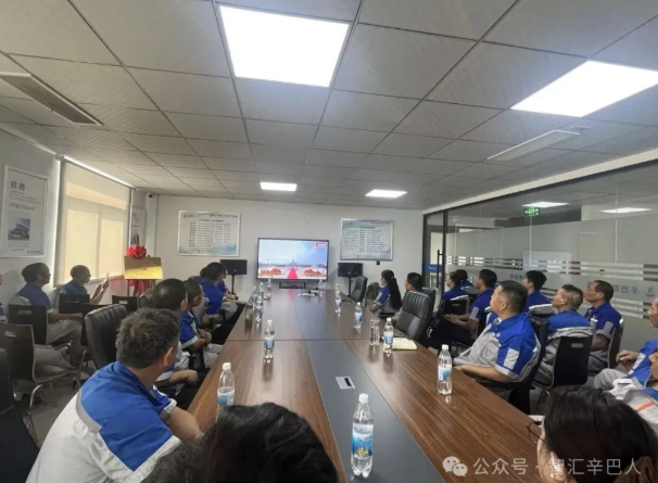 南京辛巴组织职工代表观看中国人民抗战暨世界反法西斯战争胜利80周年阅兵活动