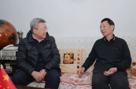中建集团党组走访慰问老党员、老干部和生活困难离退休党员