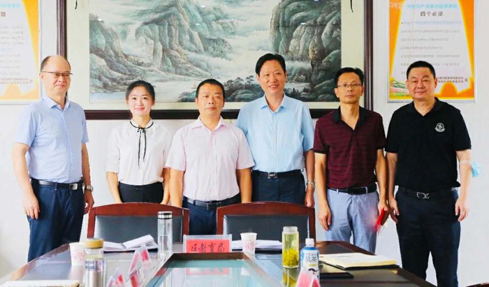 新七集团为新洲二中优秀教师送节日礼包