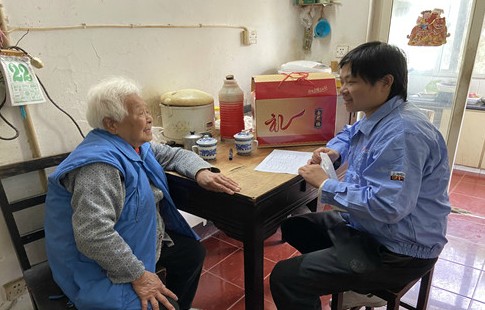 公司工会开展重阳慰问活动
