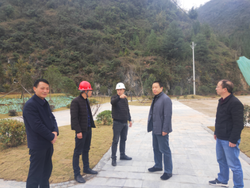 六盘水市交通运输局党委书记、局长王宜治到G246项目调研指导工作