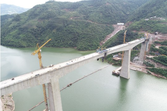 全国同类型最大跨度铁路刚构连续梁成功合龙