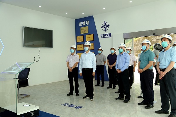 [重庆]市委常委、万州区委书记莫恭明在新田长江大桥调研 强调加快推进项目建设（图）