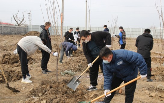 青岛一建集团公司举办2022年青年员工植树节活动