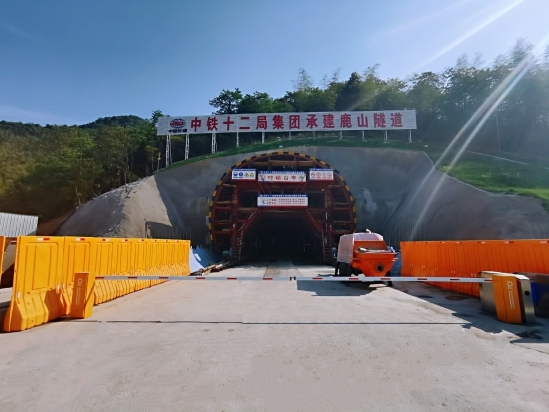 富春江畔施工忙