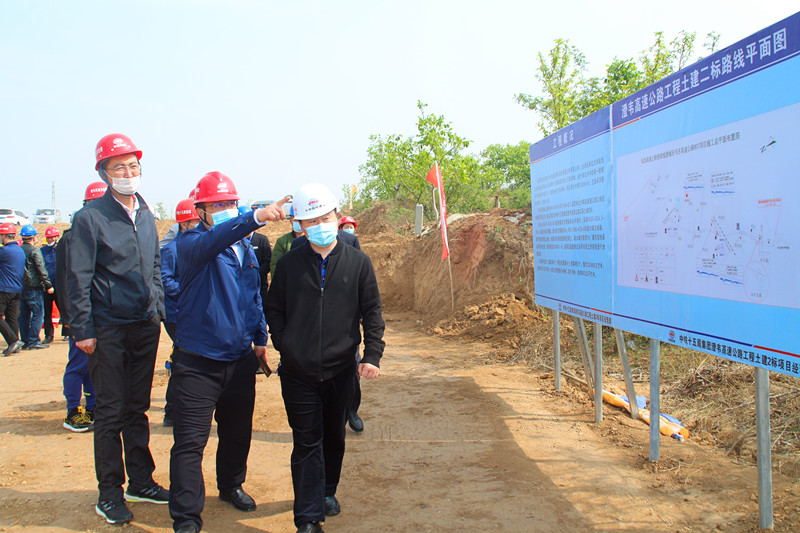 中铁建西北公司澄韦项目总承包指挥部指挥长白恩郦到一公司管段检查指导工作