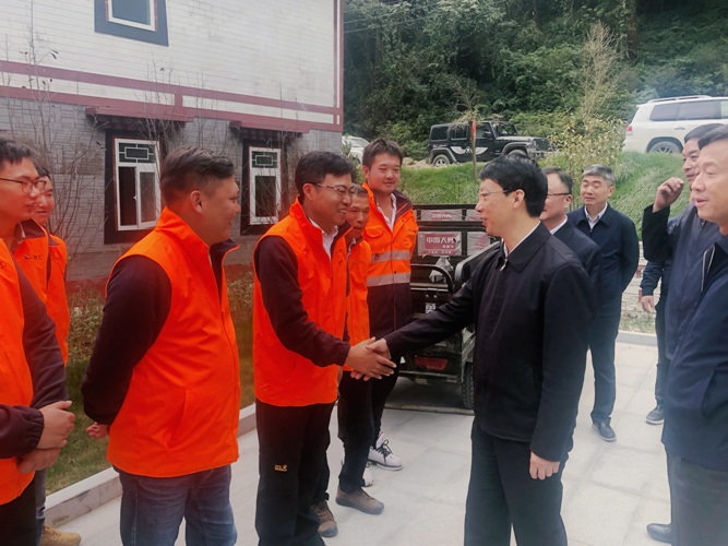 于绍良调研七建集团西藏亚东小康村项目