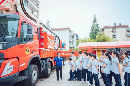 “叔叔，高考报什么专业能设计消防车？”
