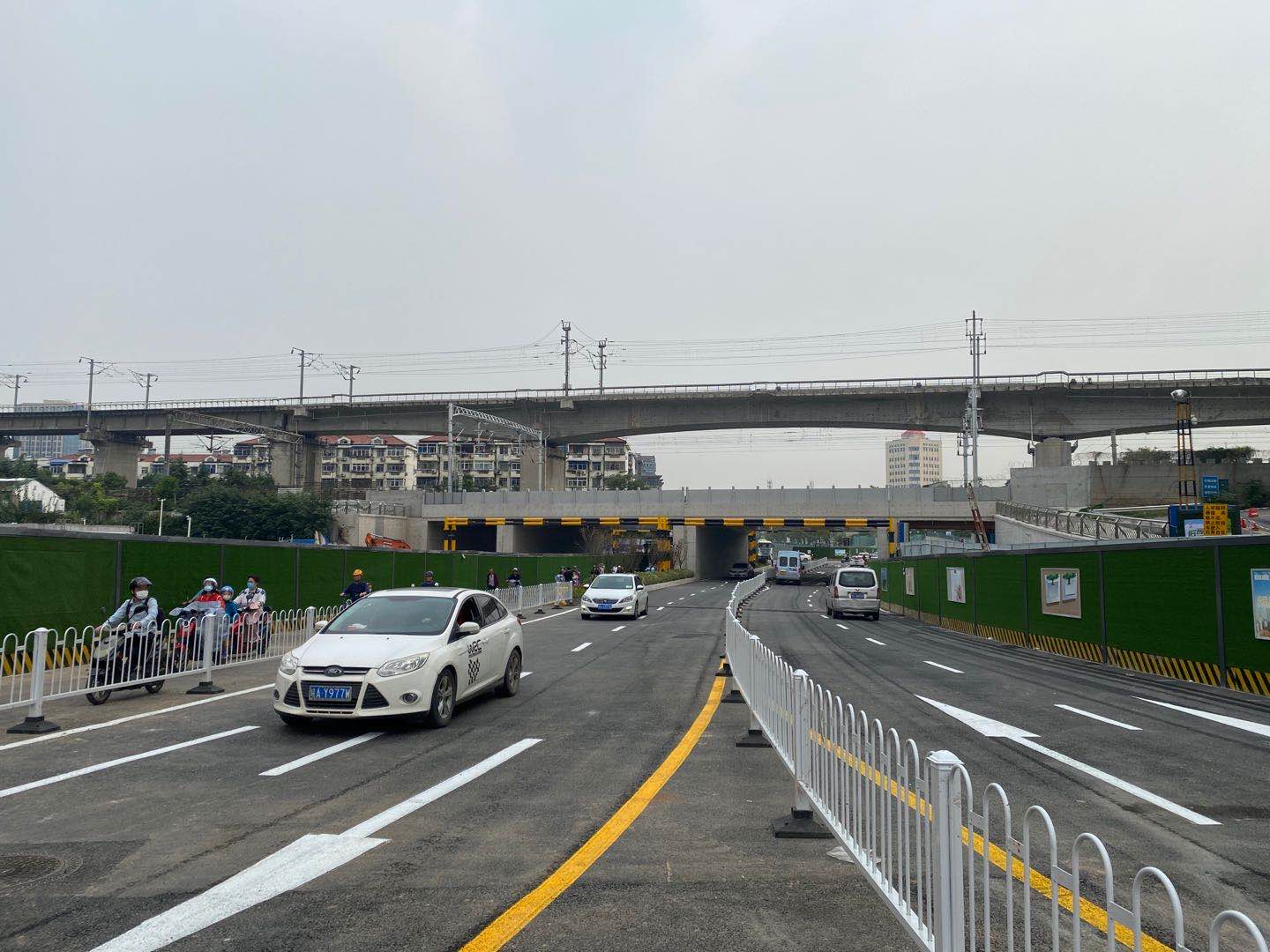 中央北路（中央门立交至和燕路段）拓宽改造工程铁路桥下恢复双向四车道通行