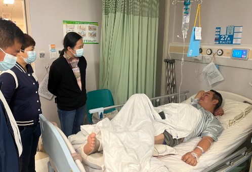 杨瑜一行到医院看望慰问住院职工
