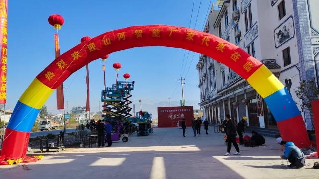 开启新局面，揭开新篇章！----山河智能伸缩臂叉装车云南代理商开业！