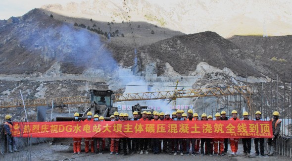 国家重点工程西藏DG水电站大坝主体碾压混凝土浇筑到顶