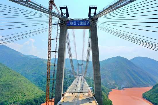 中电建路桥公司投资建设的我国首座跨越红河的高速公路悬索特大桥主桥顺利合龙