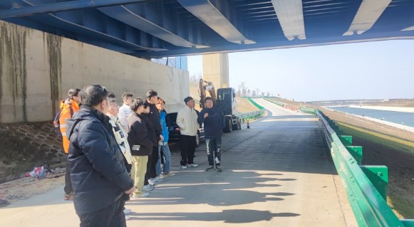 中国铁路上海局营业线施工管理轮训班学员在制造分公司观摩交流