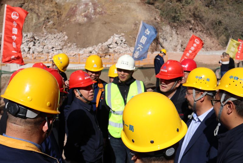 云南省交通发展投资公司董事长吴云在五公司弥玉高速公路项目部检查调研
