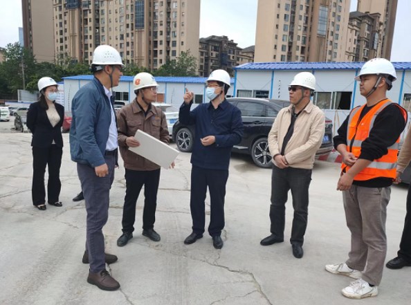 江北嘴集团党委副书记庞毅检查华兴咨询O38-1-1地块中学（两江金溪八中）项目“五一”节前安全生产工作