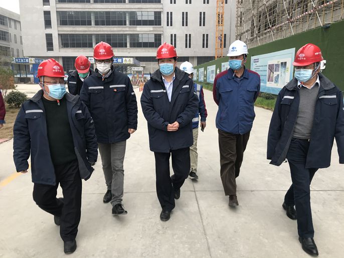 内江市高新区党工委书记郑华到十七冶项目调研防疫复工情况