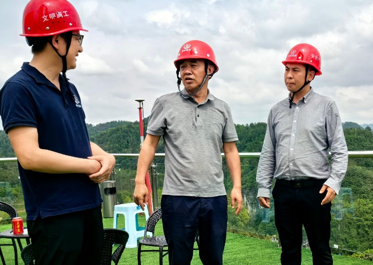 杨光华到贵平18标调研指导